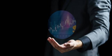 İş adamı grafik grafiğiyle sanal ekrana dokunuyor. finans ve yatırım kavramı.