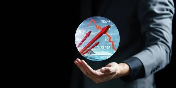 Dijital tablet gösteren takım elbiseli iş adamı