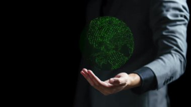 Işıldayan bir bulut simgesi tutan iş adamı