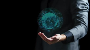 Parmağında küresel ağ bağlantısı olan bir iş adamı