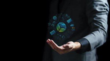 Sanal nesneyi tutan iş adamı