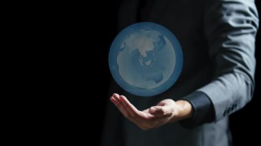 Elinde küreyi tutan bir iş adamı.