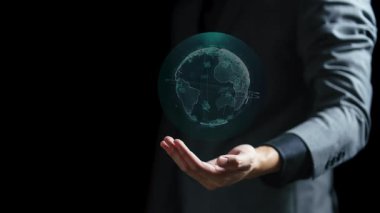 elinde bir küre tutan işadamı.