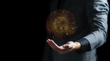 Avucunda bir gezegen tutan bir iş adamı.