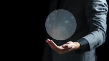 Ağ bağlantısı simgesi olan dijital tablet tutan iş adamı. iş kavramı