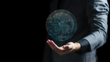 İş adamı elinde dijital tabletle dünyayı tutuyor. Bu görüntünün unsurları Nasa tarafından desteklenmektedir