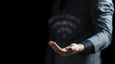 İş adamı elinde sosyal ağın sembolü, ağdaki koyu gri arka plan kavramını tutuyor..