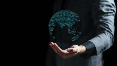 Takım elbiseli iş adamı ve sanal dünya haritası. karışık ortam