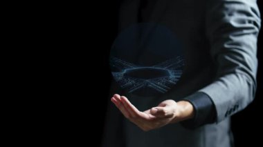 Elinde dijital tablet tutan iş adamı..