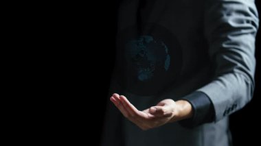 İş adamı, iş sembollü dijital küreyi elinde tutuyor