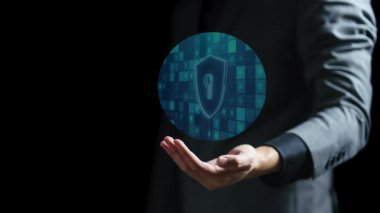 Işıldayan bir veri koruması bulutu tutan iş adamı