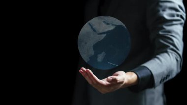 Avuç içi ile bir küre tutan bir iş adamı