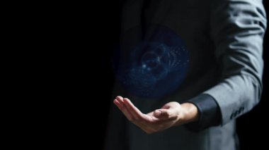 Elinde parlayan sanal bir nesne tutan iş adamı.