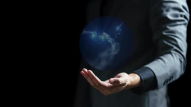 Küre tutan işadamı