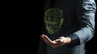 Elinde yeşil bir küre tutan bir iş adamı. gezegen konsepti