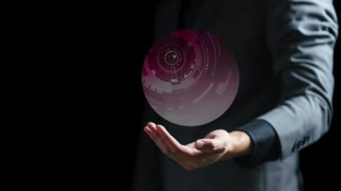 Işıl ışıl bir küreyi elinde tutan iş adamı