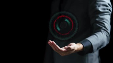 Sanal arayüzü olan sanal ekran gösteren takım elbiseli iş adamı