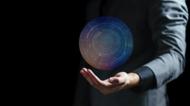 Takım elbiseli iş adamı elinde bir küre tutuyor. iş kavramı