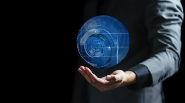 Sanal arayüzde iş adamı eli vites simgesi tutuyor. İş ve teknoloji kavramı. çift pozlama