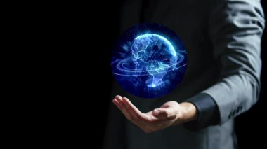 Sanal arayüzde iş adamı eli vites simgesi tutuyor. İş ve teknoloji kavramı. çift pozlama