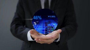 İş adamı dijital tablet ve iş grafiği tutuyor