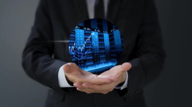 Fütüristik takım elbiseli iş adamı, holografik 3 boyutlu tablet kullanıyor.