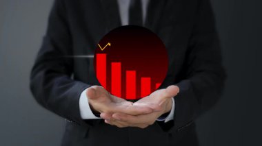 Bir borsa grafiği tutan işadamı