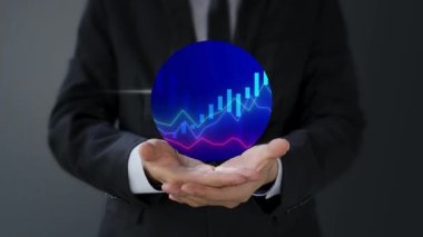 Elinde dijital ekran, borsa, yatırım ve finansal büyüme kavramına sahip bir borsa grafiğinin sanal projeksiyonunu tutan işadamı.