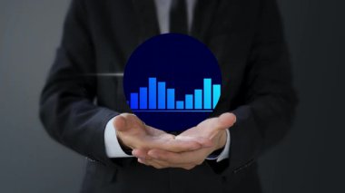 İş kadını el grafiği simgesine dokunuyor. büyüme ve başarı kavramı