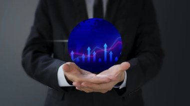 İş adamı iş konseptinin hologramını gösteriyor