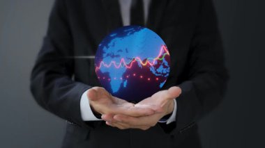 İş adamlarının elinde iş sembolleri olan bir dünya haritası var