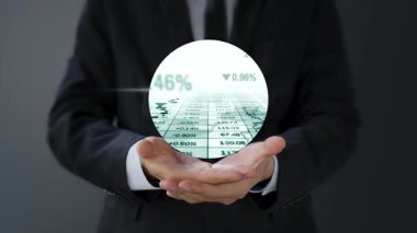 Elinde dijital tablet tutan bir işadamı.