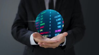 Elinde grafikle tablet tutan bir işadamı