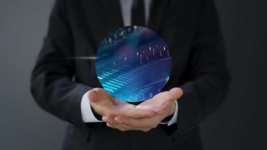 İş adamı iş dünyası haritasını kurtarmak için dijital tablet kullanıyor