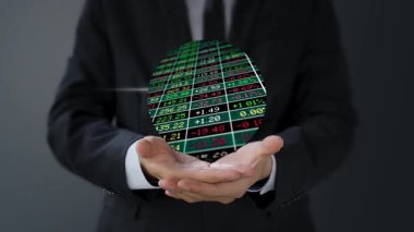 Hisse grafiğiyle dijital tablet tutan işadamı