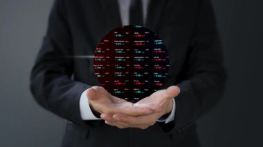 İş adamı elinde bir simge tutuyor