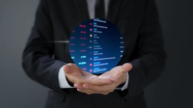 Küresel iş simgesini elinde tutan iş adamı