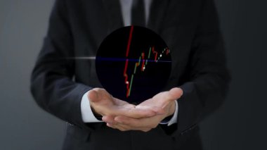 Grafik grafikli dijital tableti tutan iş adamı