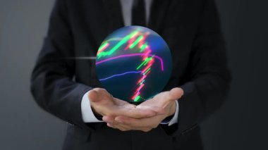 Işıldayan küreyi tutan iş adamı