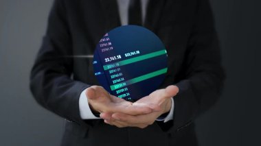 Sanal bir tablet tutan iş adamı