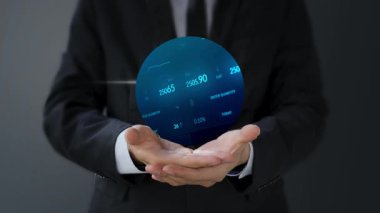 İş adamı hologram projeksiyonu tutuyor, teknoloji konsepti