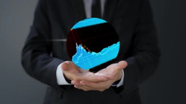 İş adamı elinde sanal bir grafik tutuyor..