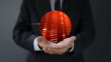Elinde kırmızı bir küre tutan bir iş adamı. iş ve teknoloji kavramı