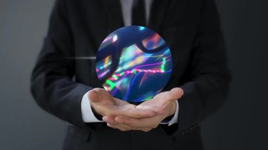 İş adamı hologram tutuyor.