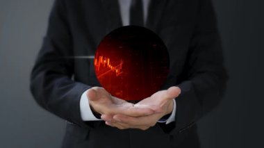 Elinde kırmızı kristal bir küre tutan iş adamı