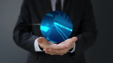 İş adamı avucunun içinde bir simge tutuyor.