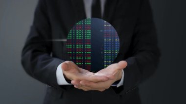 Takım elbiseli işadamı elinde finansal sembollerle sanal projeksiyon gösteriyor. Borsa ticareti. borsa ve yatırım.