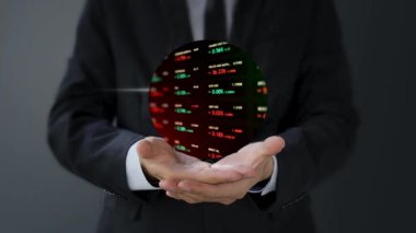 Borsa konseptini elinde tutan bir iş adamı.