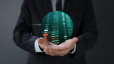 Sanal bir ikonu elinde tutan bir iş adamı konsepti