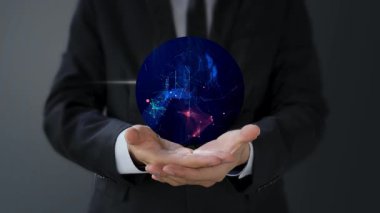 İş kadını elinde bir iş adamının küresi tutuyor.